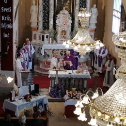 Somaševanje je pri pogrebni sveti maši vodil koprski škof Jurij Bizjak (photo: Petra Stopar)