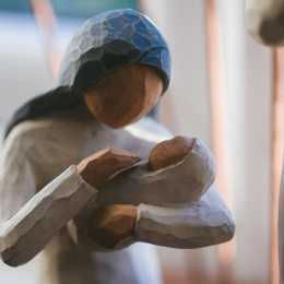 'Marija pa je živela iz molitve, iz notranje povezanosti z Bogom. Lepa prispodoba je, da je Marija kot vodnjak. Navzven je zelo malo videti, a njeno bogastvo je notranje.' (photo: Phil Hearing / Unsplash)