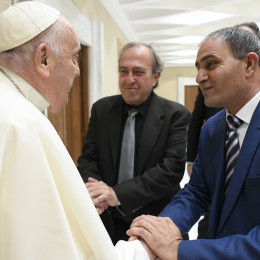 Arabski in palestinski oče s papežem Frančiškom (photo: Vatican media)