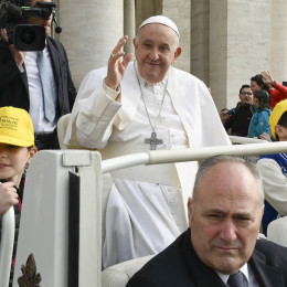 Papež pozdravlja vernike, zbrane na Trgu sv. Petra (photo: Vatican media)
