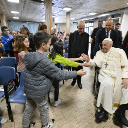 Papež pozdravlja otroke ob prihodu v dvorano (photo: Vatican Media)