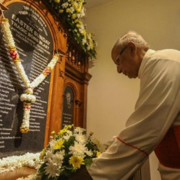 Kardinal Malcolm Ranjith se poklanja žrtvam napada na veliko noč 2019 (photo: Vatican Media)