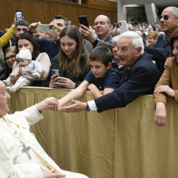 Papež pozdravlja udeležence srečanja med starimi starši in vnuki (photo: Vatican News)