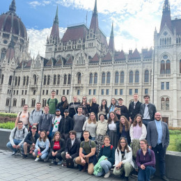 Študentje pred parlamentom  (photo: Primož Lorbek)