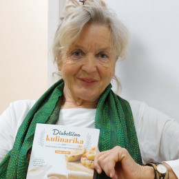 Darja Lovšin s svojo novo, peto knjigo o diabetični kulinariki  (photo: NL)