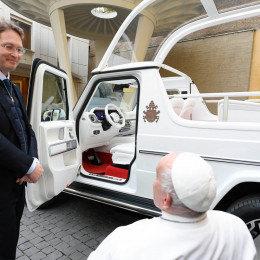 Mercedes-Bens papežu podaril električni papamobil (photo: Vatican Media)