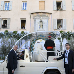 Papež Frančišek med obiskom na Korziki (photo: Vatican News)