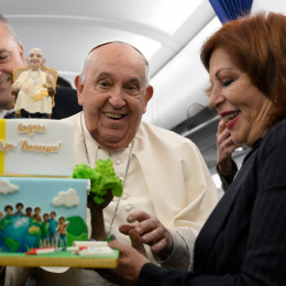 Novinarji so papežu podarili torto za 88. rojstni dan (photo: Simone Risoluti)