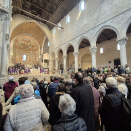 Romarji v baziliki (photo: ARO)