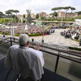 Papež Frančišek na balkonu klinike Gemelli (photo: Vatican Media)