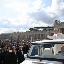 Papež pozdravlja vernike na Trgu sv. Petra Papež pozdravlja vernike na Trgu sv. Petra (photo: Vatican media)