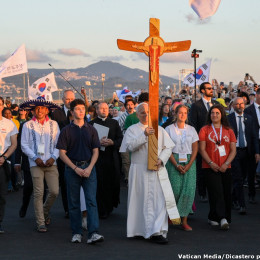 Papež Leon XIV. z mladimi (photo: Vatican Media/Simone Risoluti)