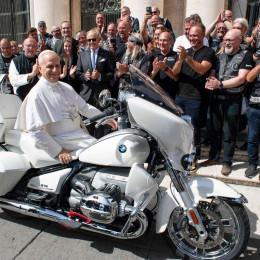 Papež Frančišek na motorju (photo: Vatican Media)