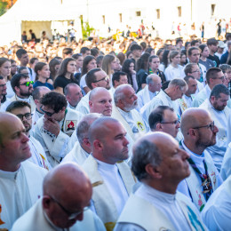 Duhovniki pri sveti maši v Stični (photo: Rok Mihevc)