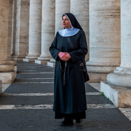 Redovnica moli rožni venec (photo: Duc Tinh Ngo from Pixabay)