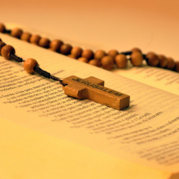 Rožni venec, sveto pismo (photo: João Geraldo Borges Júnior from Pixabay)