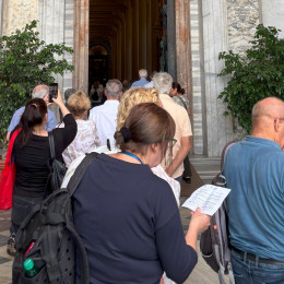 Katehisti in katehistinje pred vstopom skozi sveta vrata (photo: Katja Kac Zupanič)