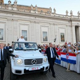 Papež pozdravlja hrvaške romarje (photo: Vatican Media)