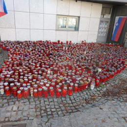 Sveče na kraju tragičnega napada v Novem mestu. (photo: Aleš Kocjan / STA)