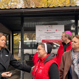 Obisk ministrice Fajon v ljudski kuhinji Karitas v Žitomirju Obisk ministrice Fajon v ljudski kuhinji Karitas v Žitomirju (photo: Slovenska Karitas)
