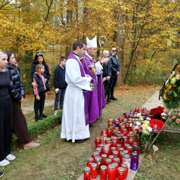 Molitev in blagoslov na grobu pokojnega Aleša Šutarja (photo: Radio Vatikan / Jože Potrpin)