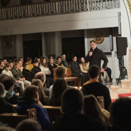 Dr. Anže Cunk nagovarja mlade  (photo: Rok Mihevc)