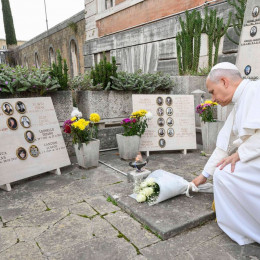 Papež polaga šopek vrtnic na enega od grobov na rimske pokopališču Verano (photo: Simone Risoluti)