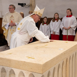 Nadškof Alojzij Cvikl posveča novi oltar (photo: Askari)