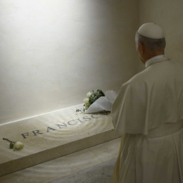 Papež Leon XIV. na grobu papeža Frančiška (photo: Vatican Media)