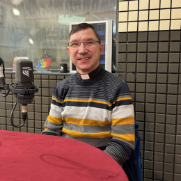 Bolnišnični duhovnik Anže Cunk v studiu Radia Ognjišče (photo: Rok Mihevc)