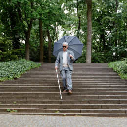 Slepi, bela palice (photo: pexels / Mart production)