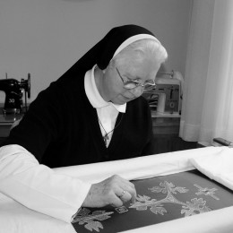 S. Gizela Knez pri vezenju (photo: Andrej Doblehar)