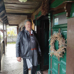 Franc Tomše Martinov odpira vrata stare lesene domačije (photo: Robert Božič)