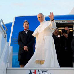 Papež gre na letalo (photo: Vatican media)
