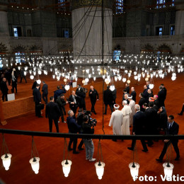 Papež v Modri mošeji (photo: Elisabetta Trevisan/Vatican Media)