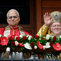 Papež Leon XIV. in carigrajski ekumenski patriarh Bartolomej I. pozdravljata ljudi pred cerkvijo sv. Jurija (photo: Elisabetta Trevisan)