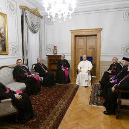 Papež Leon XIV. in člani Turške škofovske konference (levo od papeža nadškof Martin Kmetec) (photo: Simone Risoluti/Vatican Media)