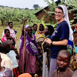 s. Urša z otroki (photo: Misijonsko središče Slovenije)