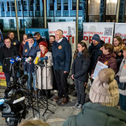 Zbrani člani koalicije  »Proti zastrupitvi bolnikov!« (photo: ARO)