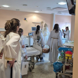 Obisk svetega Miklavža na pediatrični kliniki (photo: Vir: Anže Cunk)