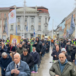 Javna molitev rožnega venca na Trgu Bana Jelačića v Zagrebu (photo: Muževni budite)