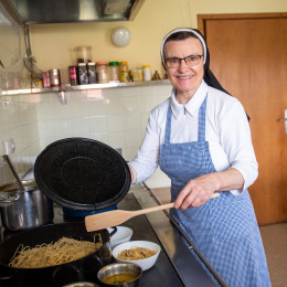 Sestra Nikolina v kuhinji (photo: Rok Mihevc, 2022)