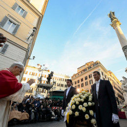 Počastitev kipa Brezmadežne na Španskem trgu v Rimu (photo: Vatican Media)