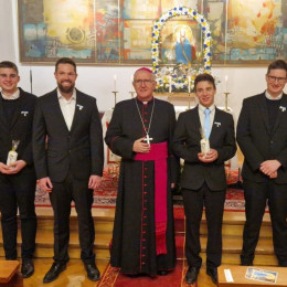 Aleks Birsa Jogan, Janez Špeglič, Danijel Petric, Matija Mohar, Martin Čemažar in Urban Hajnc so bili sprejeti v Marijino kongregacijo (photo: Simon Golob)