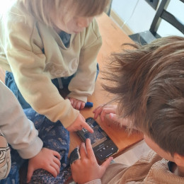 Otroci radi poslušajo zgodbe adventnega koledarja (photo: Družina Hren)