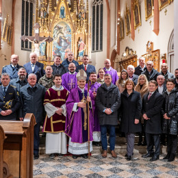 Škofu in predsedniku Slovenske škofovske konference Andreju Sajetu so se pridružili predstavniki družbeno-političnega, kulturnega in javnega življenja (photo: Rok Mihevc)