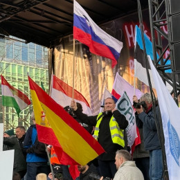 Slovenska zastava na glavnem odru - Predsednik KGZS dr. Jože Podgoršek (photo: KGZS / Forum za kmetijstvo SDS)