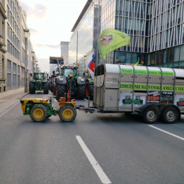 Edini slovenski traktor na protestih v Bruslju: Bremena postajajo neznosna... (photo: Združenje Kmečka iniciativa)
