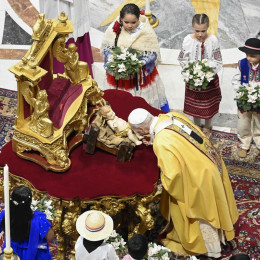 Papež je počastil Novorojenega Jezusa, ob njem so bili otroci (photo: Matteo Pernaselci)