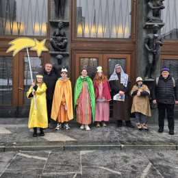 Koledniki pred parlamentom (photo: Janko Pirc)